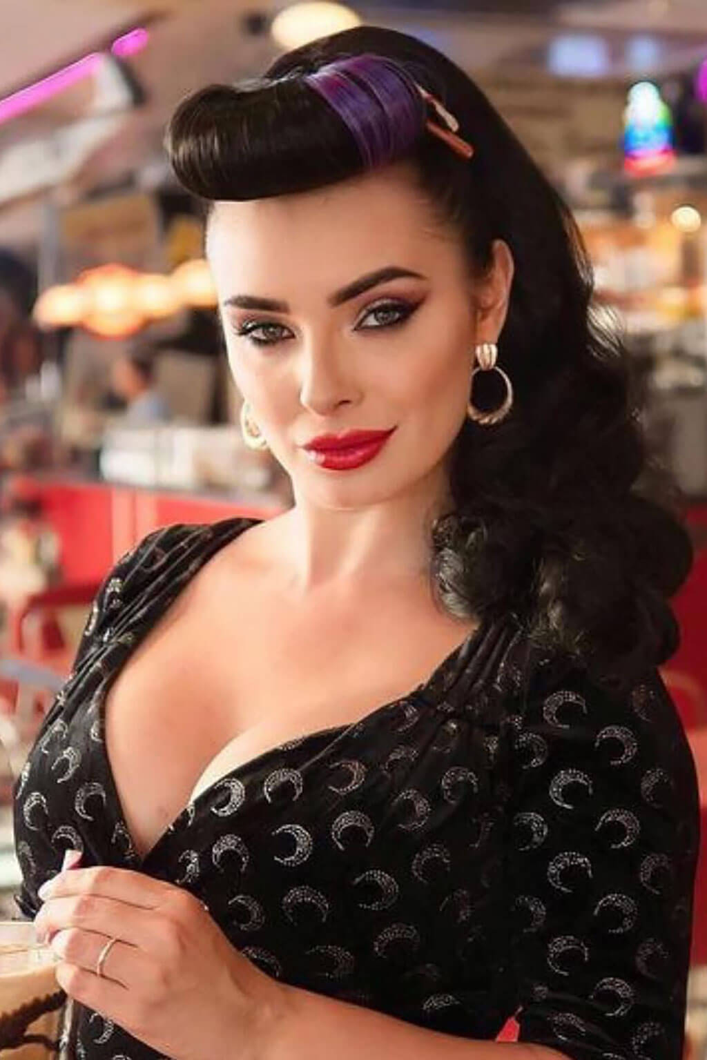 Woman with styled hair and makeup in a casual setting. Bumper bangs pack - vintage 40s 50s fringe roll: Lena black 1b