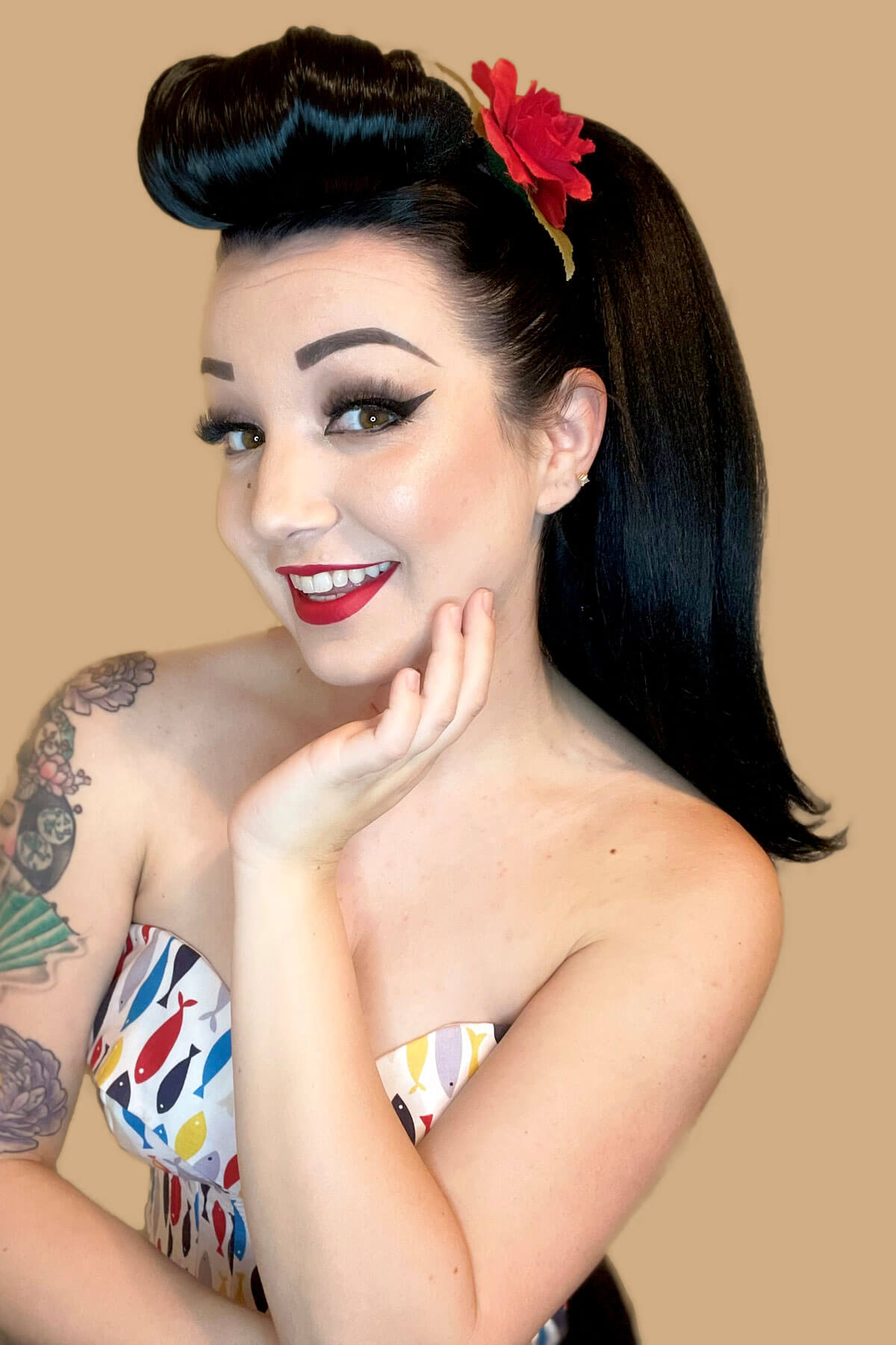 Woman with vintage hairstyle and makeup posing against a beige background. Bumper bangs pack - vintage 40s 50s fringe roll: Lena jet black 1