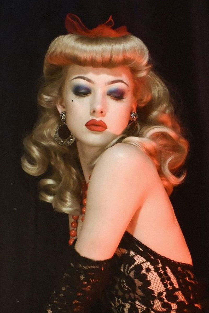Mannequin head with blonde wig and makeup against a dark background. Bumper bangs pack - vintage 40s 50s fringe roll: Lena