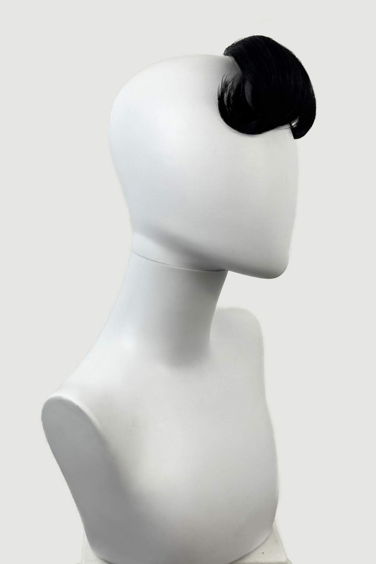 Mannequin head with a black hairpiece on a white background. Victory roll fringe/bangs, 1950s vintage style: Rosa black 1b