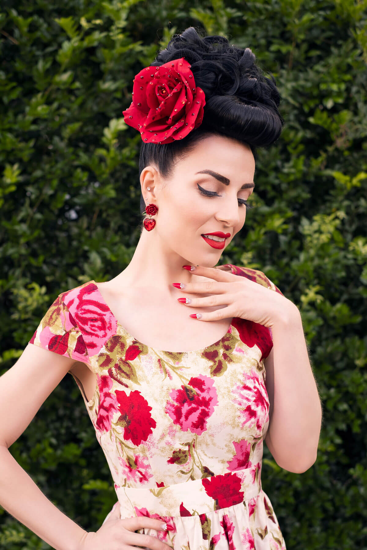 Woman in a floral dress with a red flower in her hair against a green background. Bumper bangs pack - vintage 40s 50s fringe roll: Lena black 1b