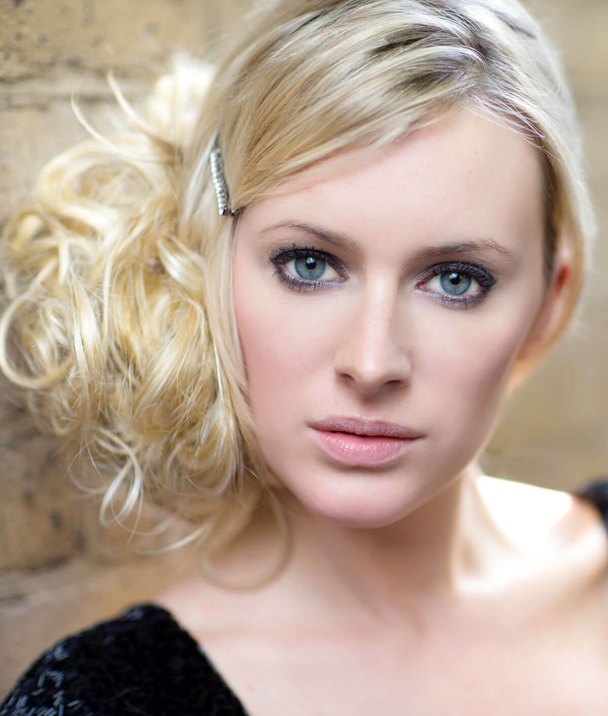 Woman with styled blonde hair against a neutral background. Extension hairpiece, long, versatile, Flexihair: Cristina wheatfield blonde 24H613