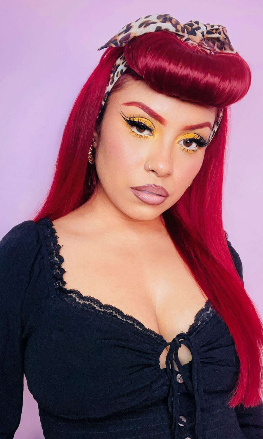 Woman with red hair and leopard print headband against a pink background. Bumper bangs pack - vintage 40s 50s fringe roll: Lena red 39