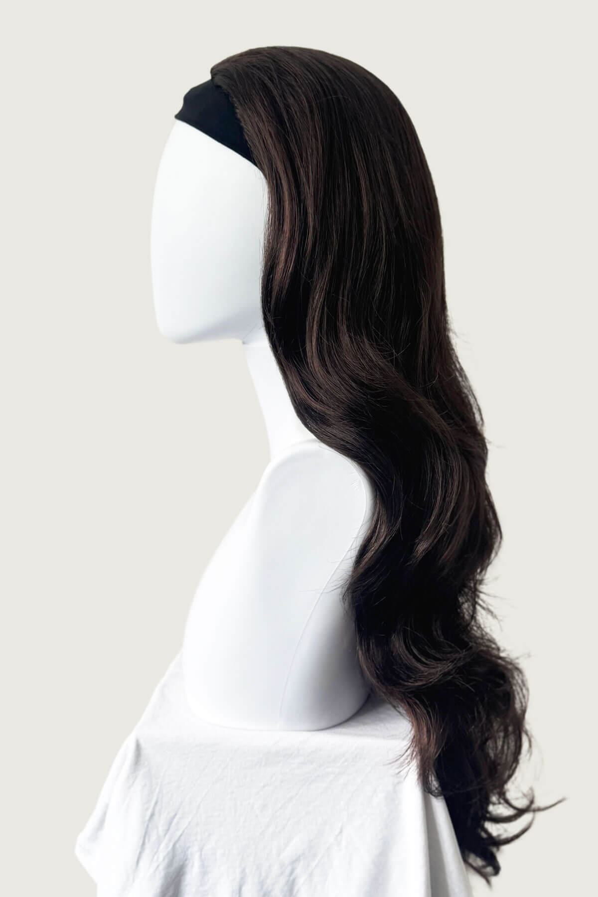 Mannequin head with long dark brown wig on a plain background. Reddish brown half wig hairpiece extension (3/4 wig), wavy: Winnie dark brown and reddish brown 6-33