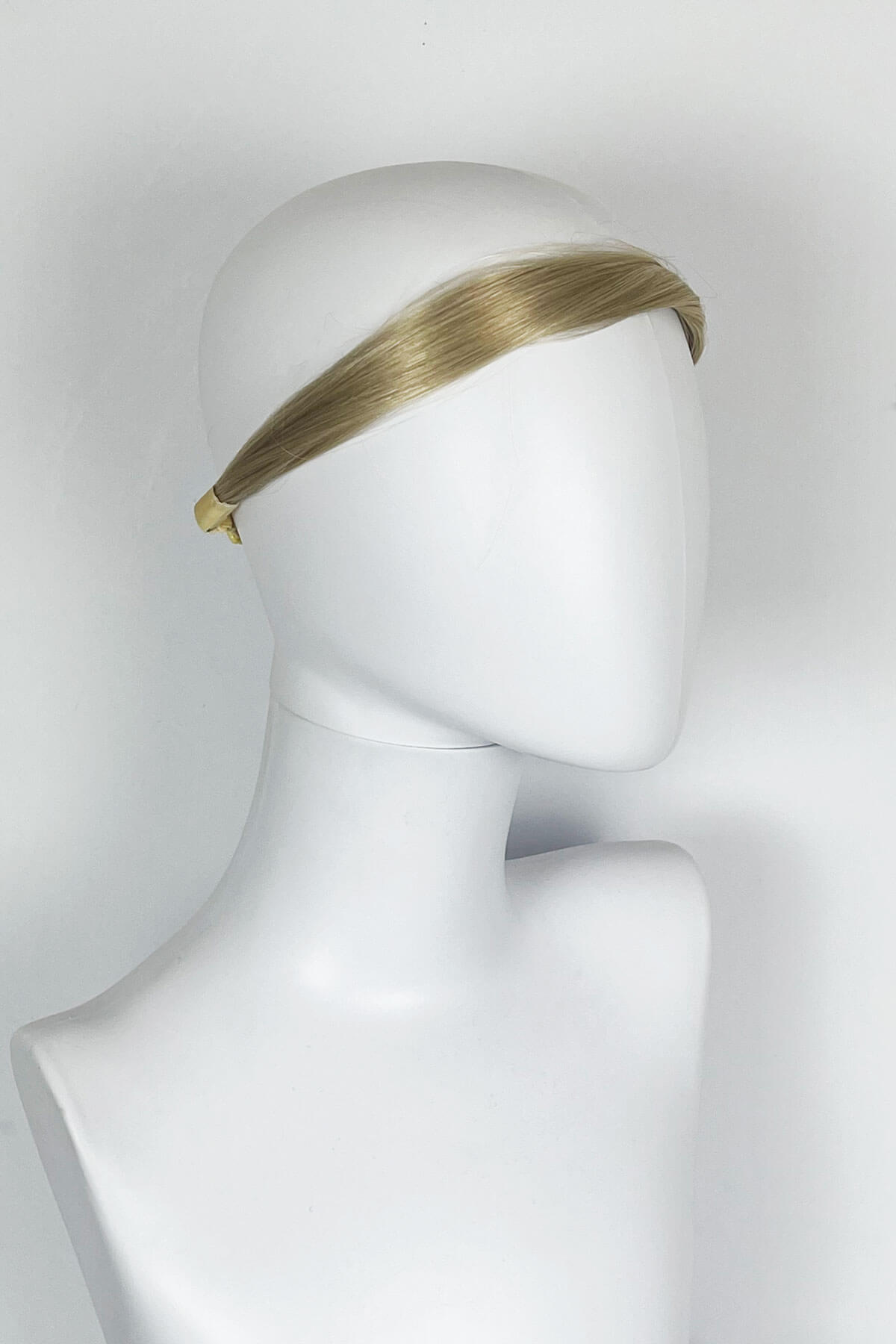 Mannequin head with a blonde headband on a white background. Loose hair hairband: Mabel blonde 24H613