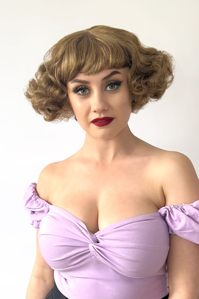 A short brown vintage style wig with waves: Rita