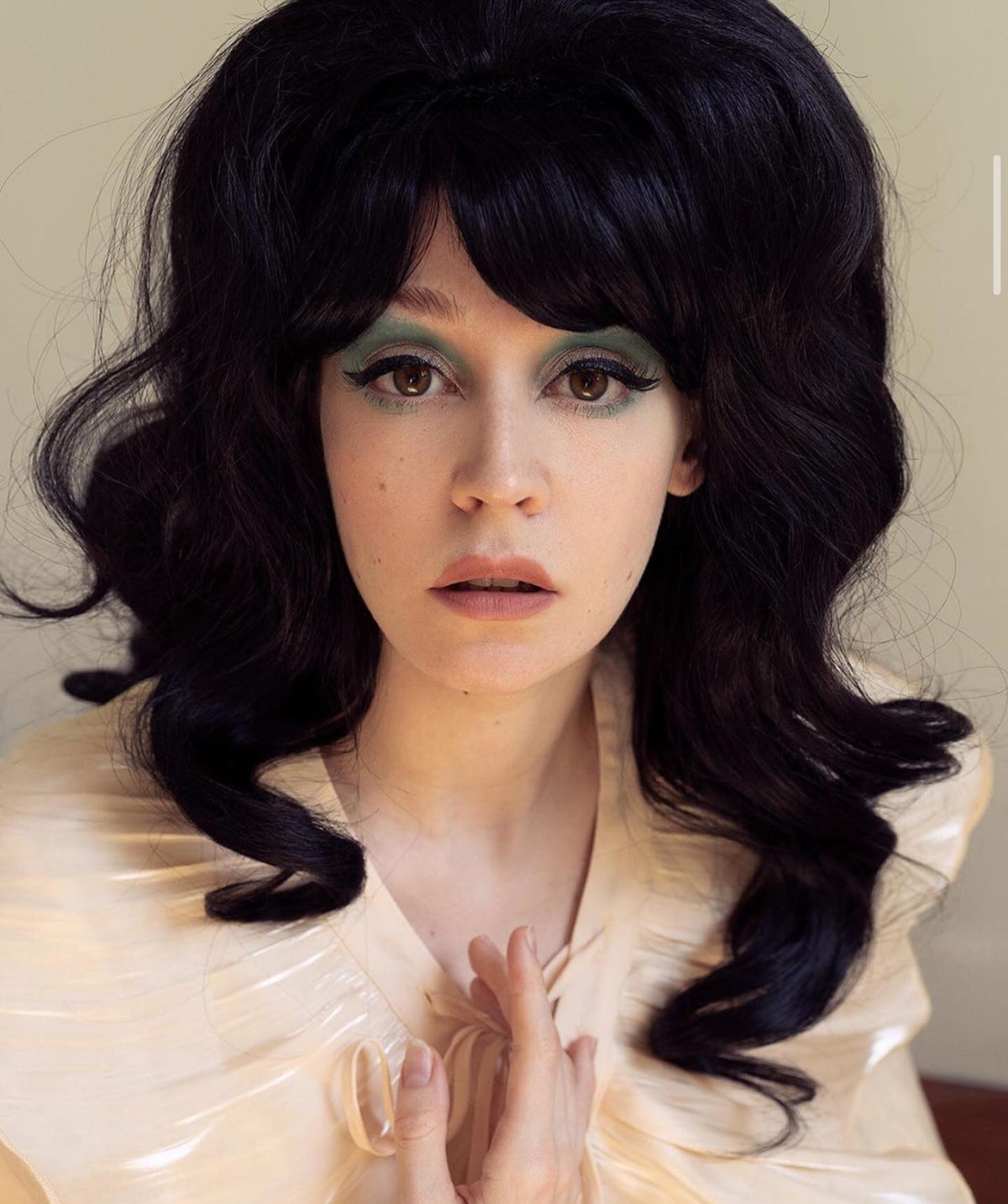 Long black high crown wig, curly: Brigitte