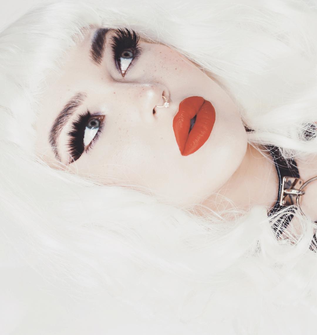 Platinum blonde pinup style wig with short fringe, 1950s style: Eira