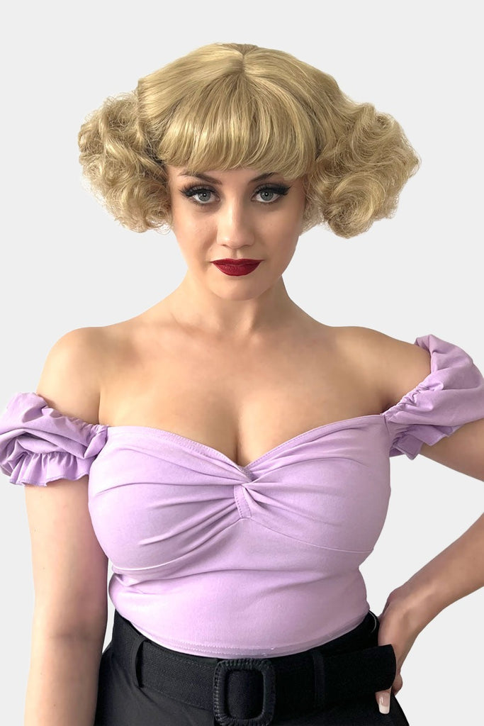 A short blonde vintage style wig with waves: Joy