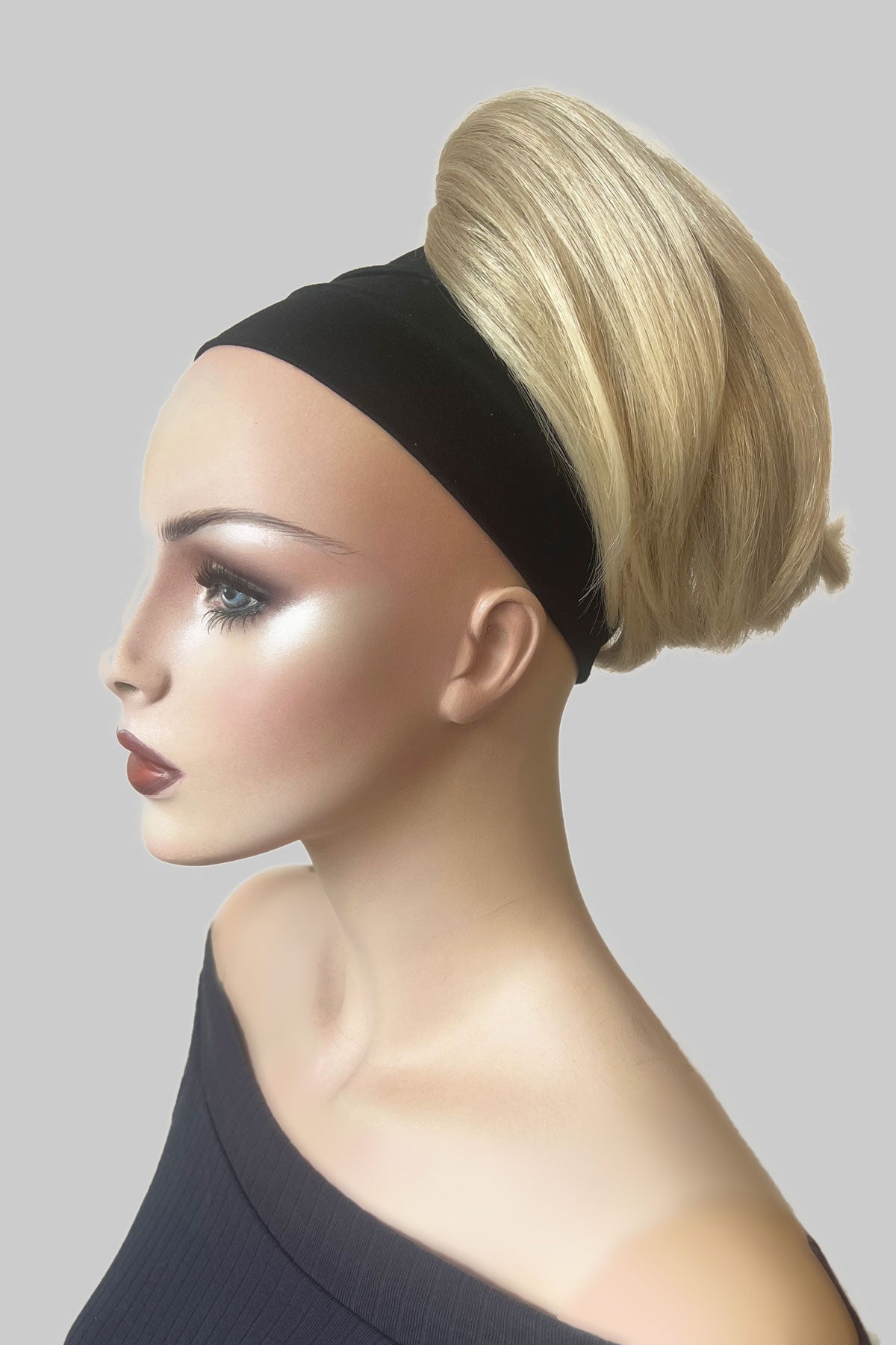 Mannequin with short beehive ponytail hairpiece: Sherri blonde 613T24