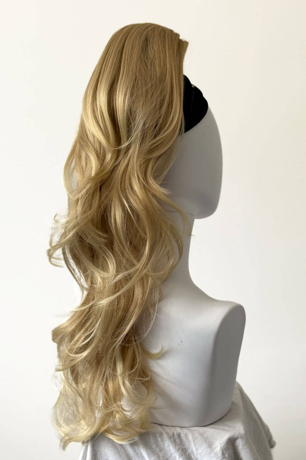 Clip-in ponytail hairpiece extension: Olivia blonde 613T24