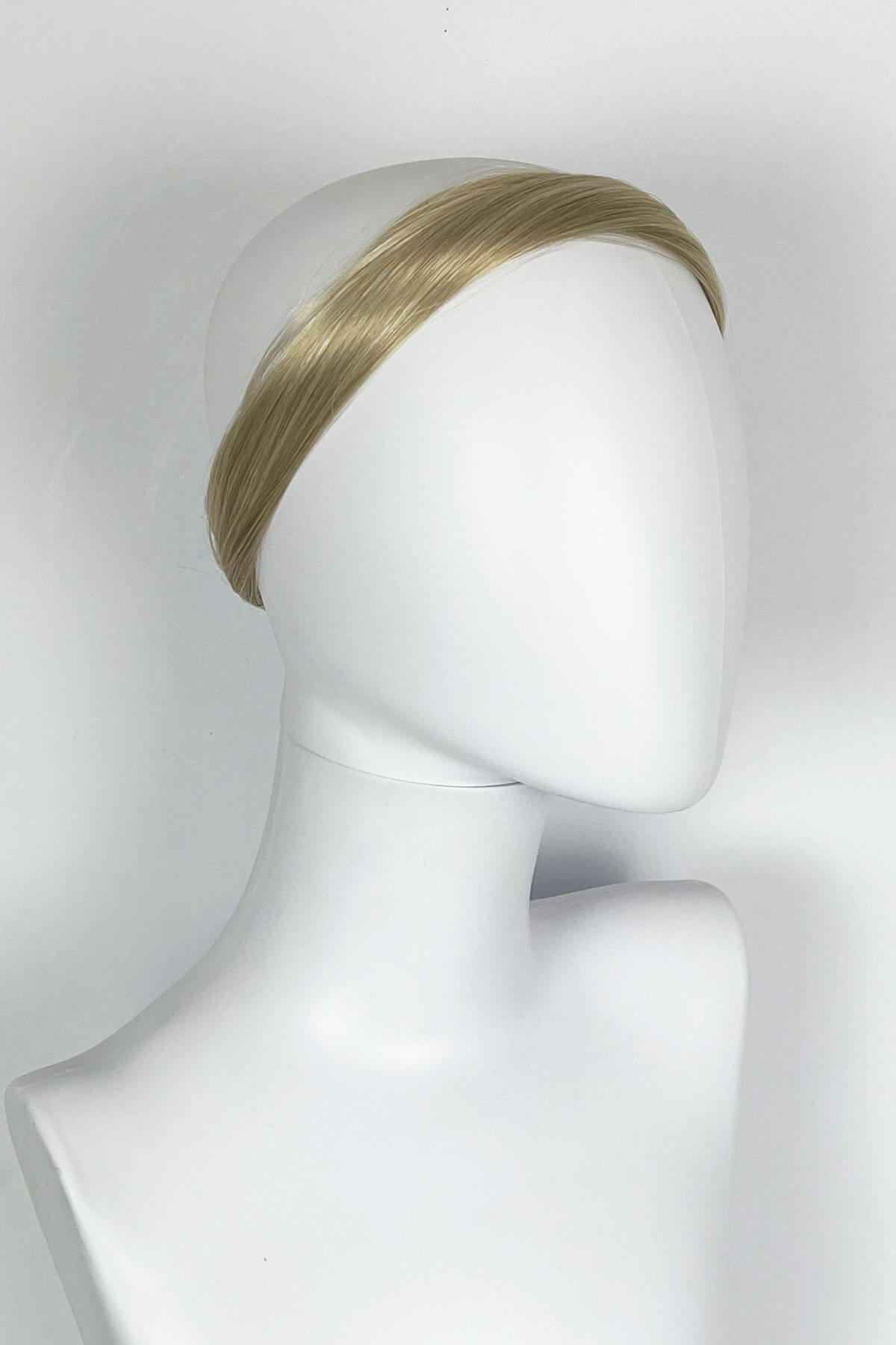 Mannequin head with a blonde headband on a white background. Loose hair hairband: Mabel blonde 613T24