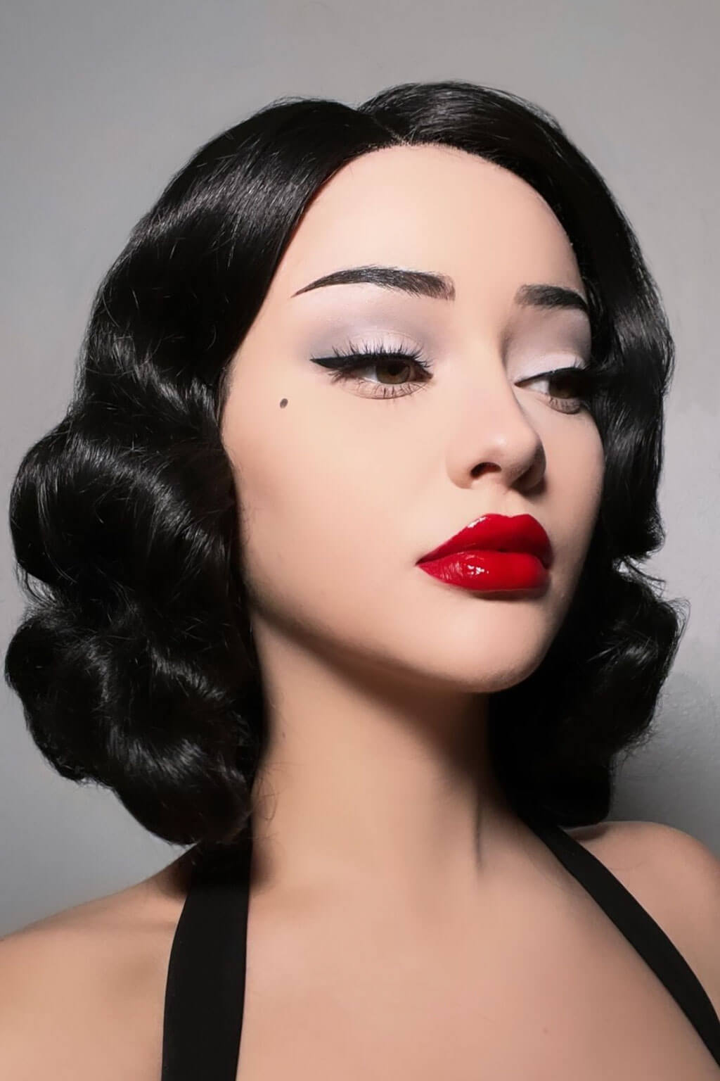 Black lacefront wig, pinup/vintage style, mid length with finger