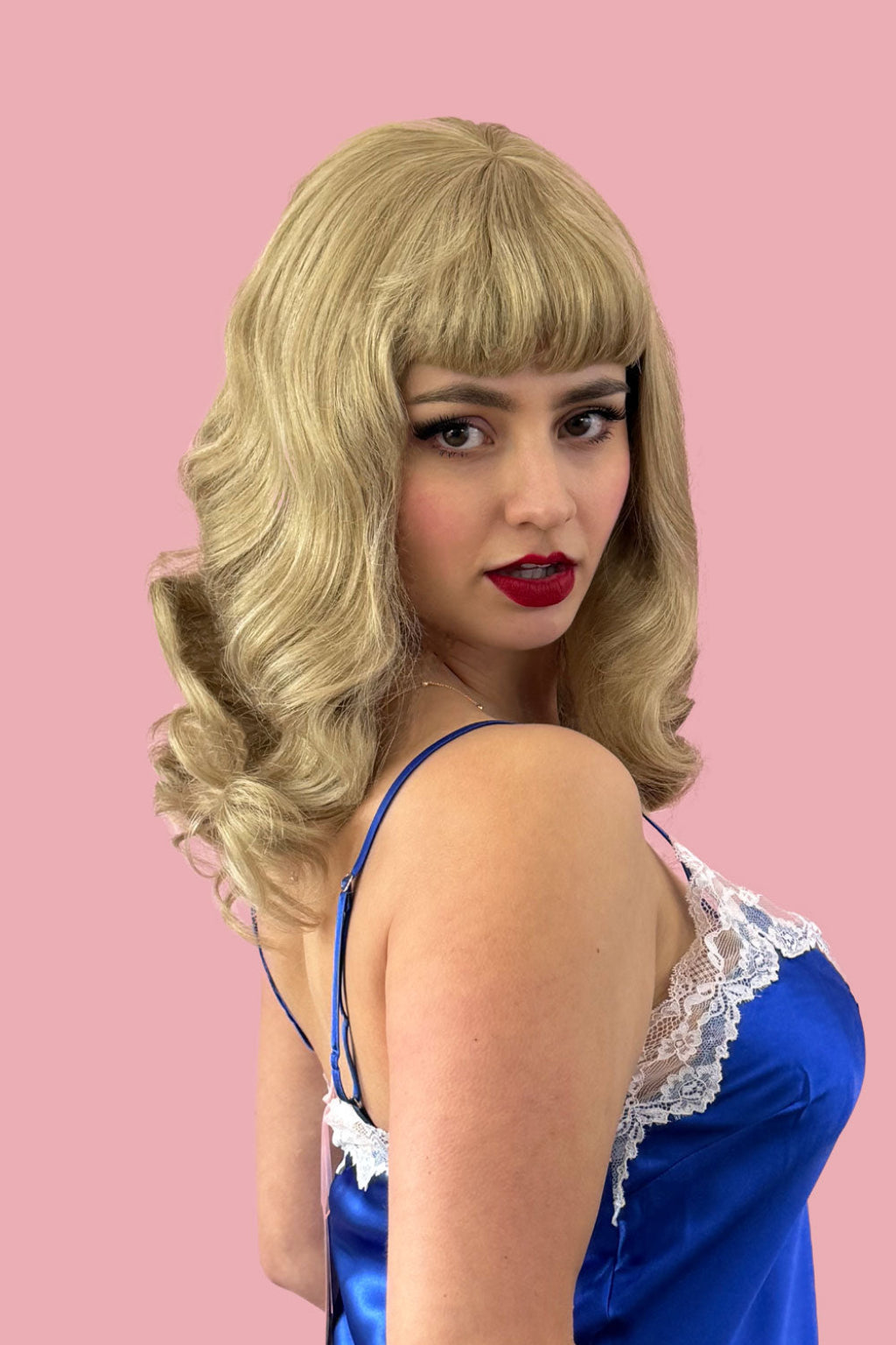Blonde pinup wig, curled with short fringe, 1950s style: Cora blonde 24H613