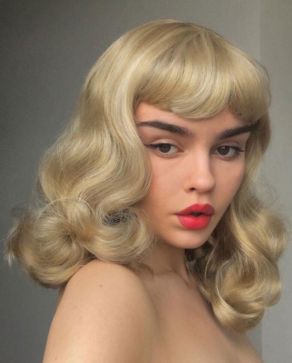 Blonde pinup wig, curled with short fringe, 1950s style: Cora blonde 24H613