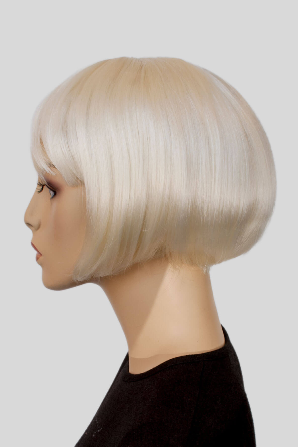 Mannequin head with a blonde bob wig on a plain background. Blonde 1920s bob wig, short, Louise Brooks style: Agyness