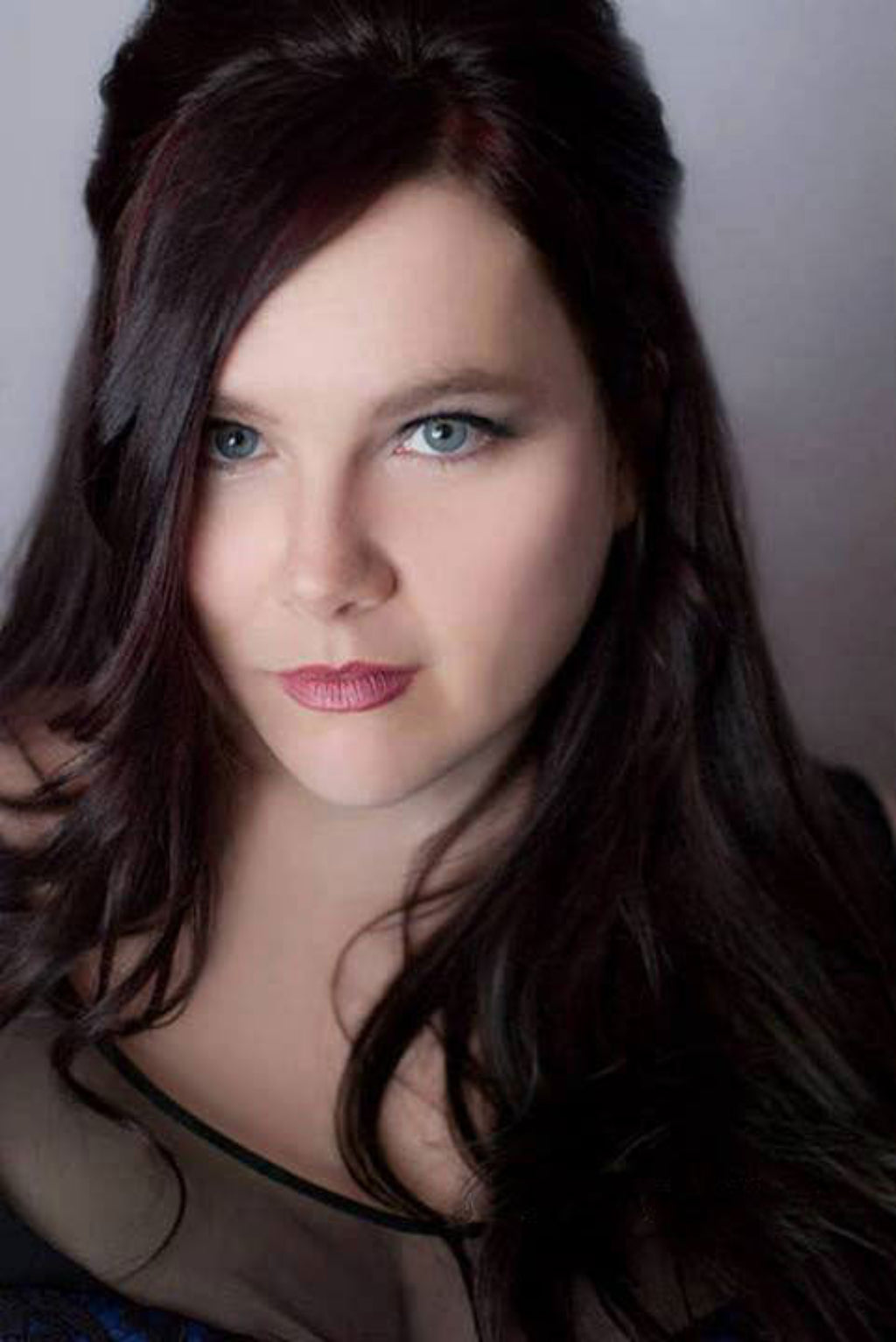 Volume boosting 3/4 hairpiece Volume boosting 3/4 hairpiece, long, wavy, heat styeable dark chocolate brown: Gisele