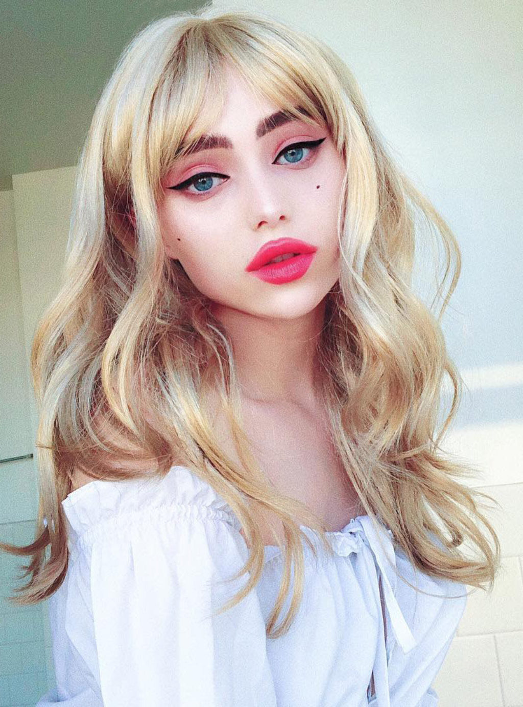 Long ash blonde wig with gentle waves: Harriet