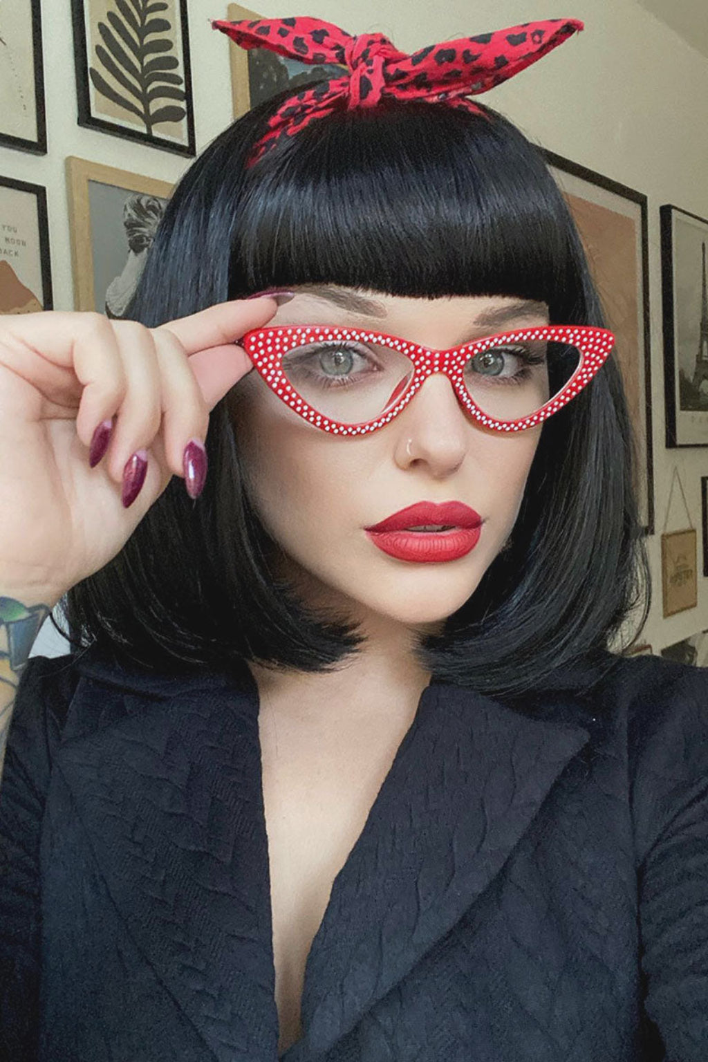 Black long bob wig with a short retro, rockabilly-style fringe: Beth